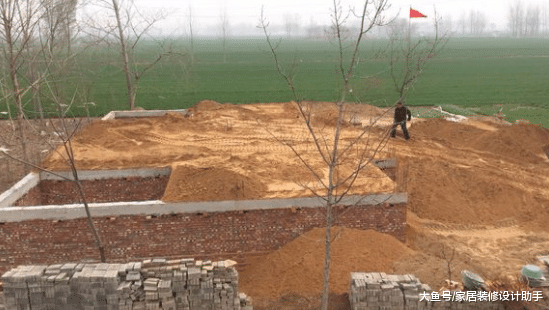 水田旁砸30万建房，为了脸面将地基抬高了2.4米惹得村里人一脸嫌弃