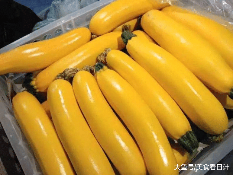 室友从老家带一箱“水果”，以为是香蕉，掰开后，网友：吃不得！