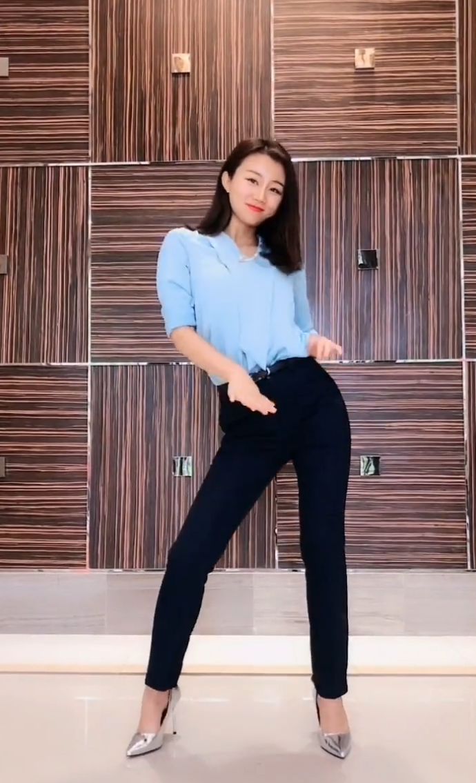 少妇一身职业装，尽显成熟魅力