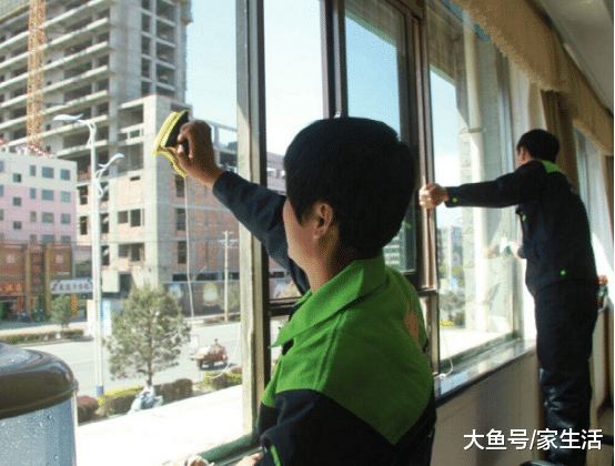 每次擦完玻璃都很容易脏，保洁阿姨教你一招，擦完半年都不沾灰