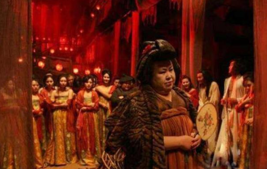 在古代的青楼中，除了养一群姑娘外，为何还要养一批壮汉呢？