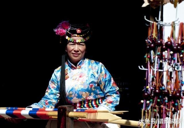 中國這個民族男女不會結婚，女人生下孩子后，孩子不需要男方負責