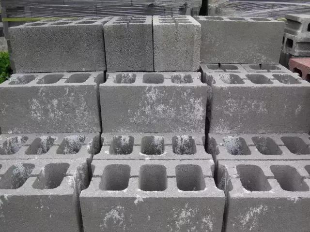 老公小区门口捡回来的空心砖，改造后成家里的一道风景，晒晒！