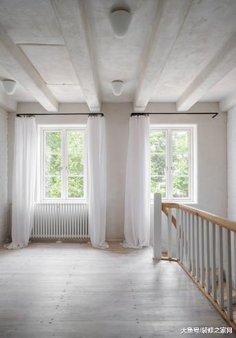 二层小楼装修完毕，空间太大，以至于显得空荡荡