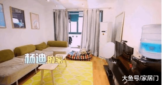带你看看杨迪住的豪宅，客厅面积真小，想不到明星家也这么节俭