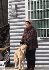 不小心踩到狗子后，老妈：别踩我孩子，你个狗东西！