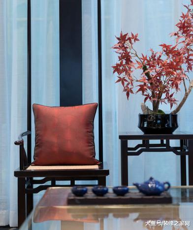 去参观人家的样板房，家具都造价不菲，可我觉得并不好看