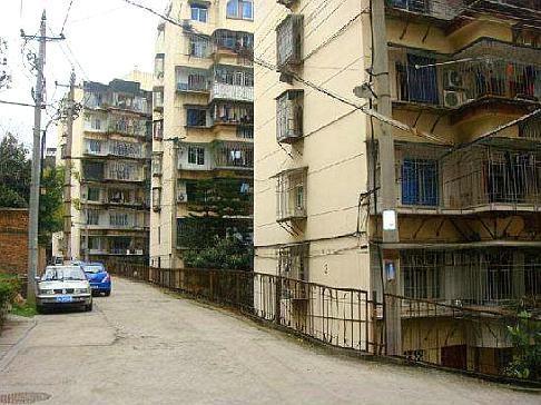 邻居见对门没人住，撬开门锁叫亲戚住了进去，这一住就是10几年