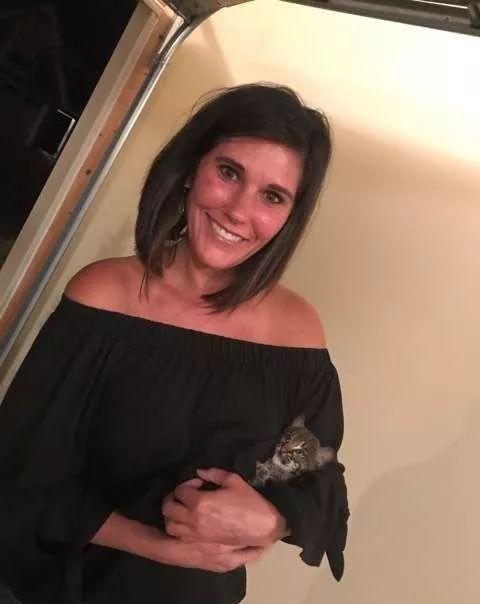 女子救了一只小流浪猫，邻居发现后慌张上门警告：快送走！