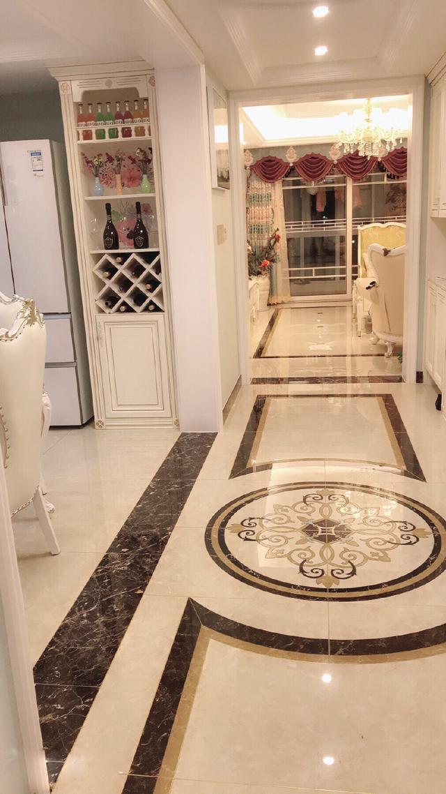 老公装修的新房豪华大气，来参观的人都说是小区里最漂亮的！