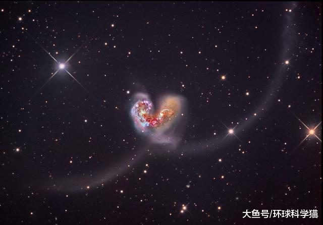 庞大的星系团具有哪些特性，其极端区域里的星系正在经历什么？