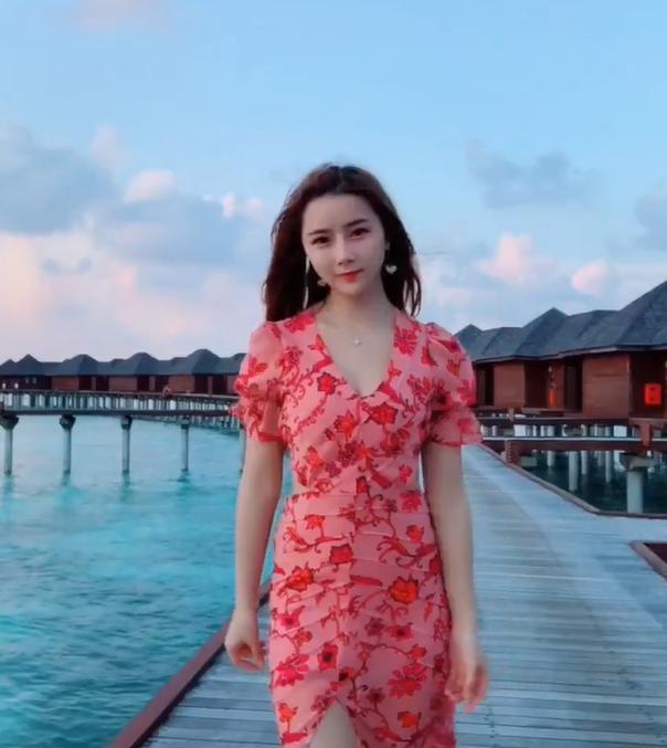 海边的清新美女, 淡雅妆饰, 外表光鲜亮丽