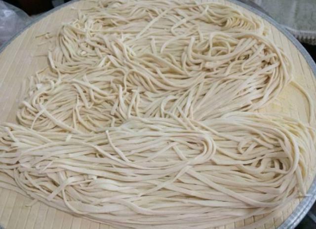 建议喜欢吃面的人：别吃挂面了！有了它，天天手擀面，卫生不贵还省事