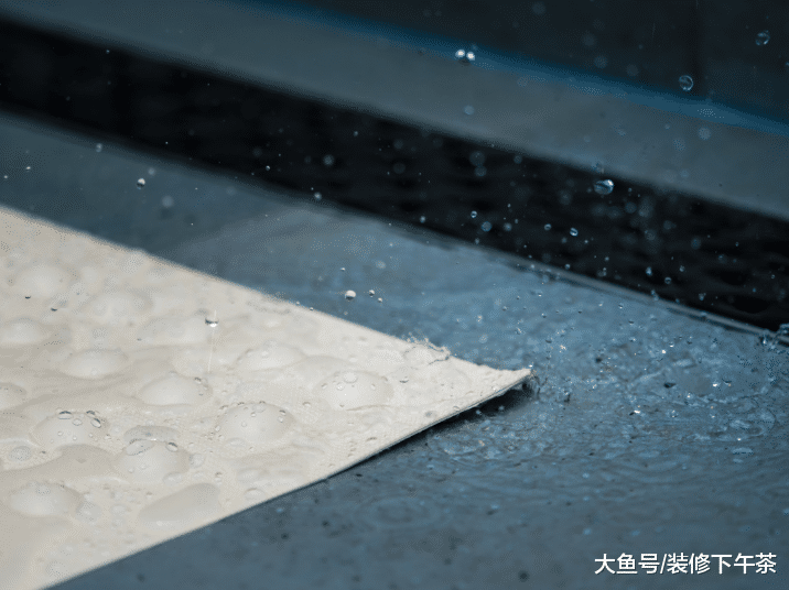 淋浴房别傻傻做拉槽了，现在有钱人都用“3D”瓷砖，更加防滑！