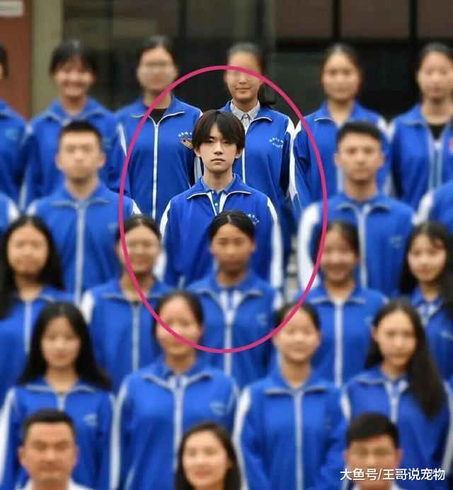 易烊千玺高中三年没有朋友，大学女生不敢靠近他