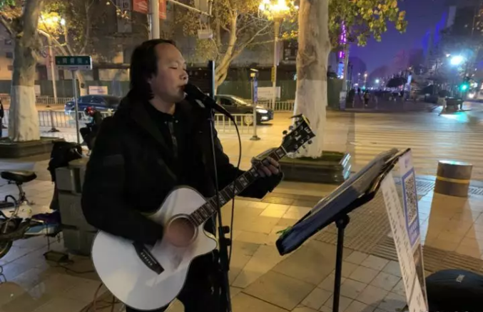 一个月被举报22次! 济南街头艺人, 被人喜欢也被当成噪音＂驱逐＂