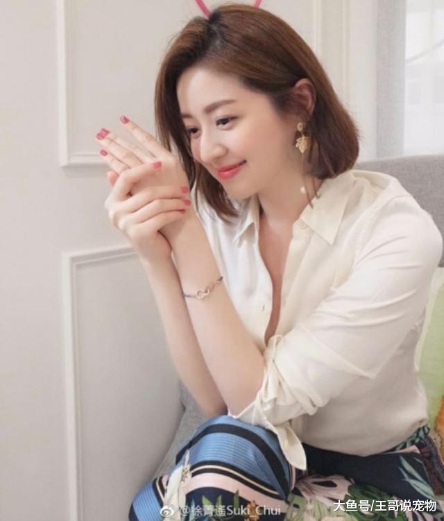 和大12岁富豪奉女成婚，婚后沦为生育机器，今35岁大变样