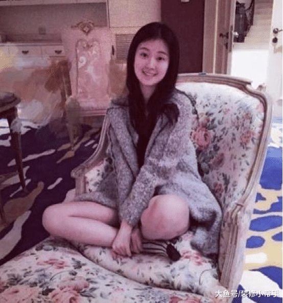 看看富二代关雎尔住的豪宅, 随便吃顿饭都那么丰盛, 在家经常自拍