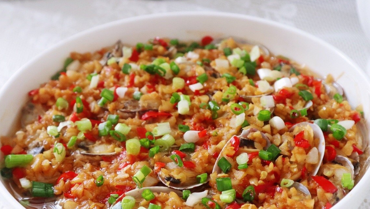 粉丝蒸花甲，用花甲配上粉丝做出吸引人的美味，想学的小伙伴看这里