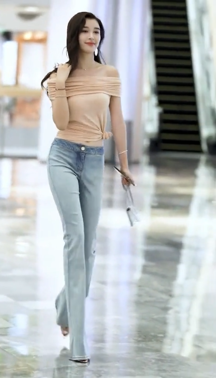 小姐姐穿拖地长裤，尽显两米大长腿