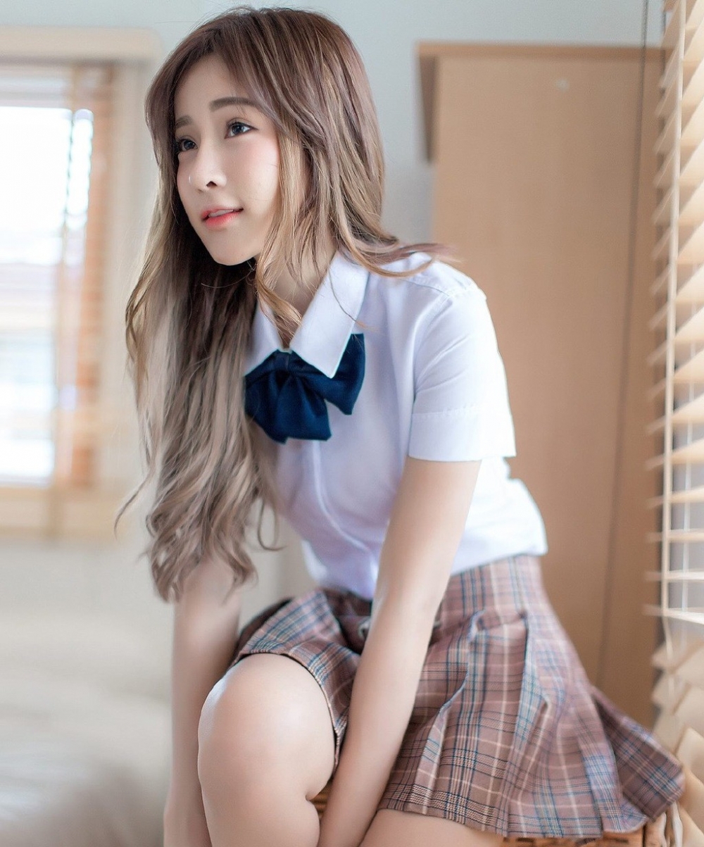 摄影：清爽制服学生妹白丝短裙 卧室大床激情诱惑写真