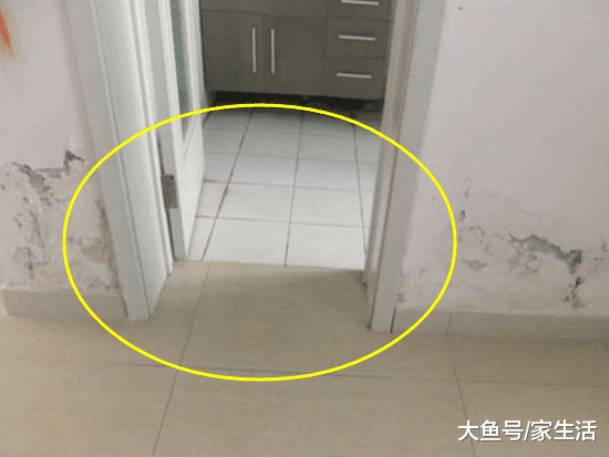 卫生间门朝内开还是朝外开好？好多人不重视，入住真想拆了它