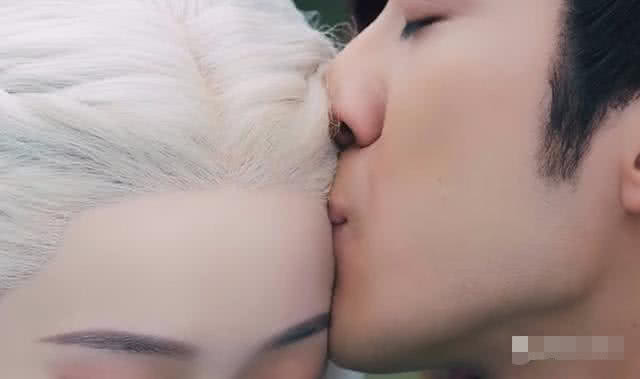 张雪迎粉底有多厚？李治廷亲了她一下，松开的那刻搞笑了