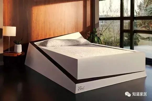 福特汽車做了一張床，防止你被床伴擠下去