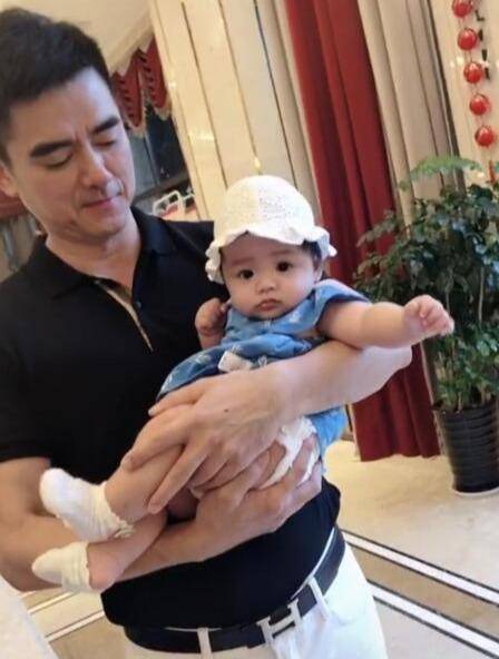 “全网最宠孙女”的帅爷爷火了，孙女才几个月，就开始看楼盘准备嫁妆