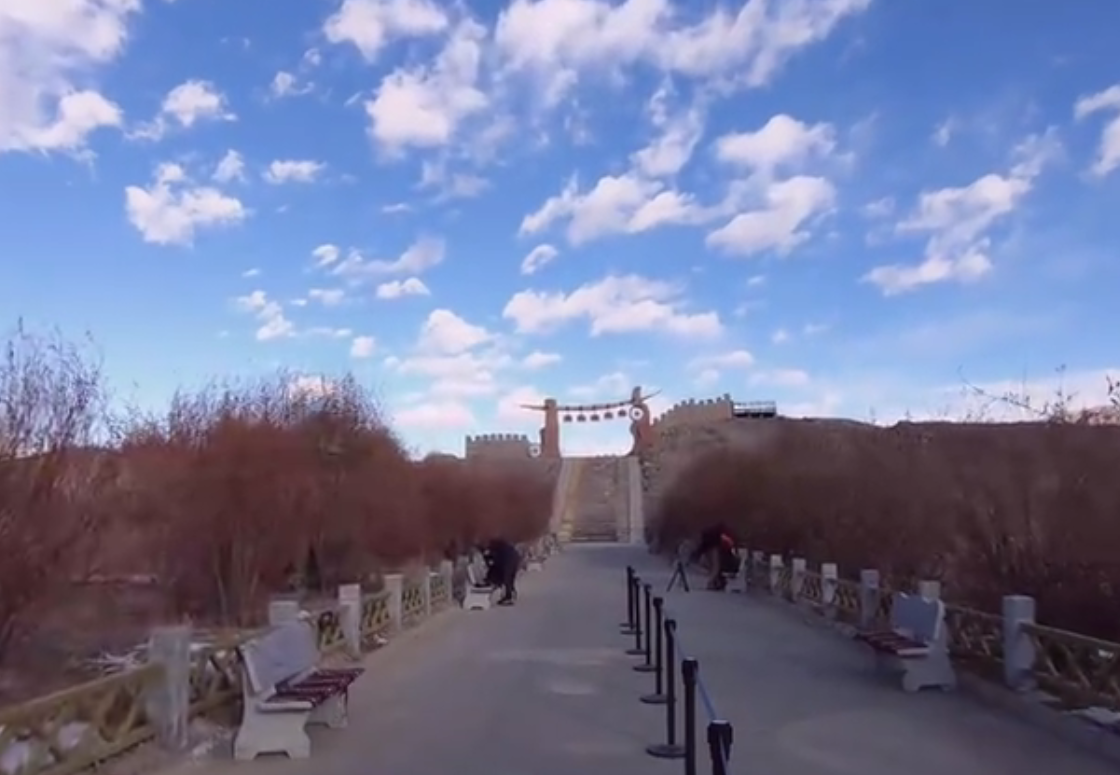 新疆石头城，又一个被摄影老法师“占领”的景点，装备十分专业！