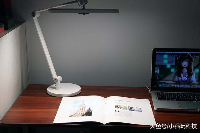双光线感应搭配多角度可调设计，Yeelight光感智能台灯体验