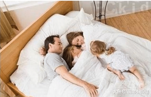 8歲女兒一直和父母一起睡，直到孩子說了這句話，讓父母瞬間臉紅