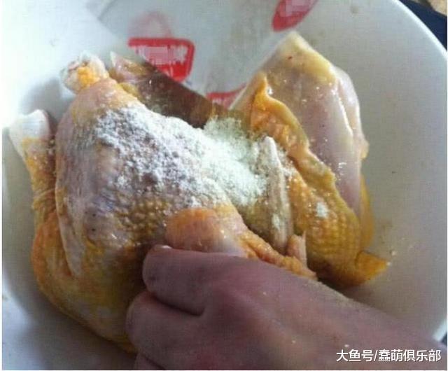 电饭锅盐焗鸡，不加一滴水，咸香肉滑