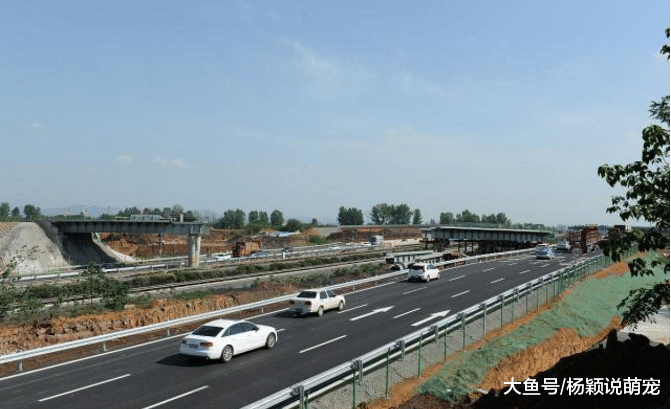 情侣高速路上吵架，女友举报男友无证驾驶遭扇耳光，网友：女的不地道