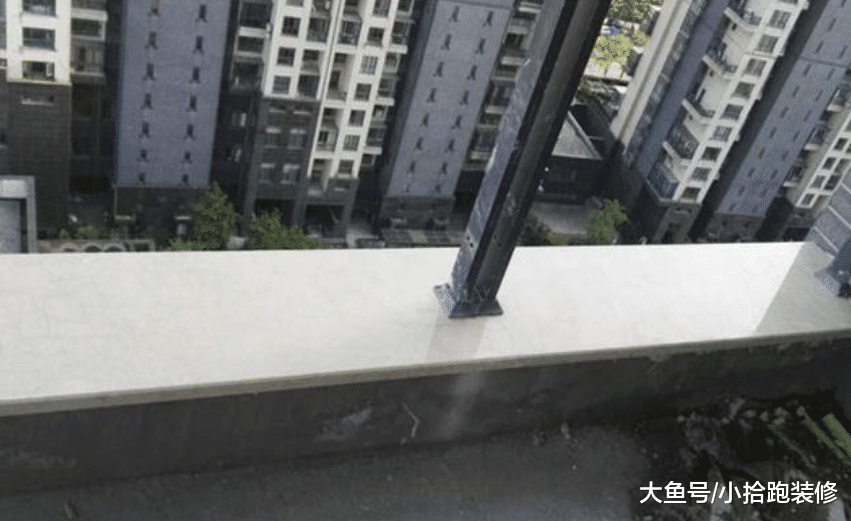 鄰居家窗臺石鋪的真好，護欄沒拆也能鋪貼，可師傅卻說丑