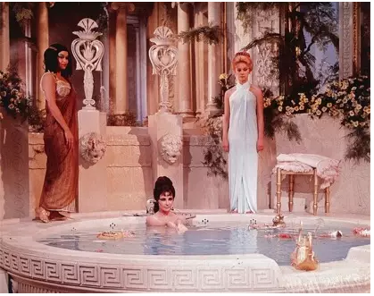 再小的浴室也该拥有浴缸，因为它的重要性仅次于床！