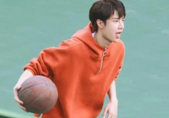 男生打篮球时，有这3个行为最讨女生“喜欢”，技术不是关键