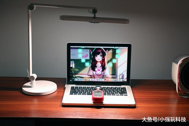 双光线感应搭配多角度可调设计，Yeelight光感智能台灯体验