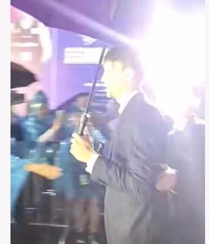 徐杰揽腰胡明轩共撑一把伞像极了爱情，最萌身高差感动了广东铁粉