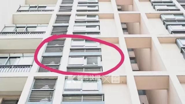 杭州一小区内18个月女童从9楼飘窗掉到4楼，目前仍在ICU观察！当时妈妈正在阳台上收衣服