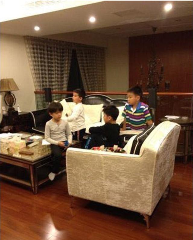 参观王琳现实的豪宅，墙面布置高级石膏线，进门才知这么豪华