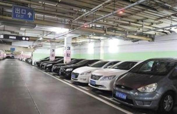 这些小区这么牛？豪车停不开都停路边？户主：车库都停的买菜车！