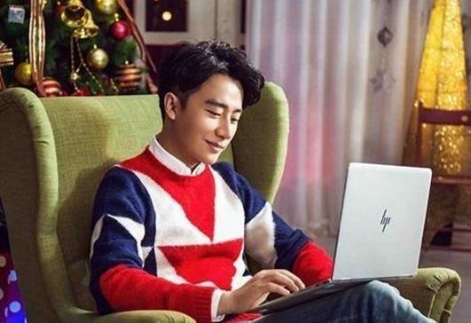 一起參觀黃軒住的豪宅，臥室里點蠟燭喝紅酒，平時也喜歡寫毛筆字