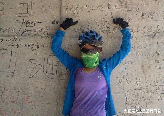 川藏老司机懂得! 为啥有些背包女载不得, 上车就后悔!