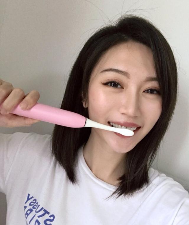 景甜无意中晒出自己用的牙膏，网友跟风种草：用了半管黄渍就没了