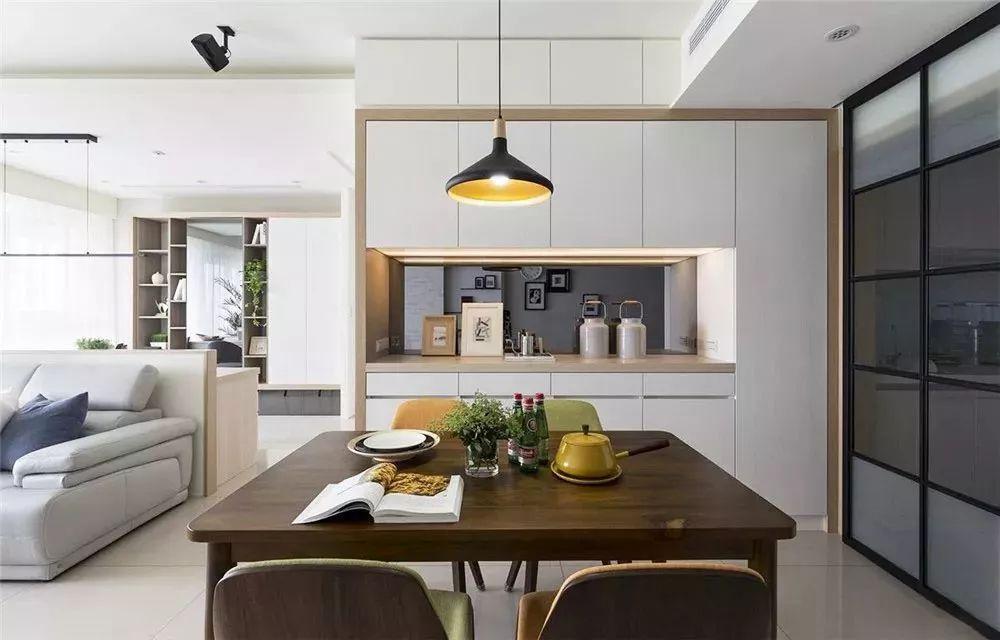 家用餐厅收纳柜设计，白色与原木色的组合就很不错！