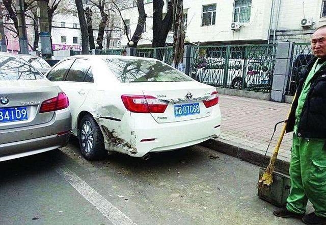 车停路边被撞，先报警还是先找保险？看完后车主：得亏知道的早