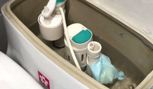 懒得打扫马桶，水箱里放一块肥皂，解决不少麻烦