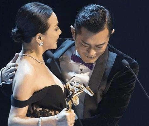 53岁刘嘉玲和44岁贾静雯，同穿“滑肩”礼服大秀锁骨，生过孩子的女人就是不一样