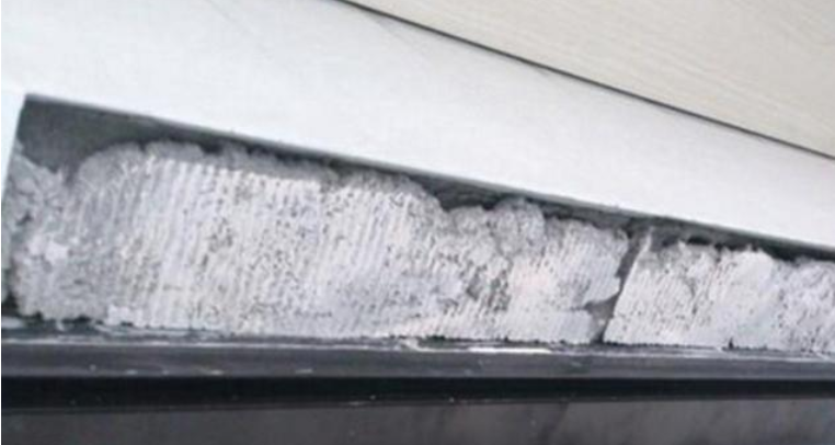 墙砖脱落，找师傅来维修，而他却说：当初为什么不听我的